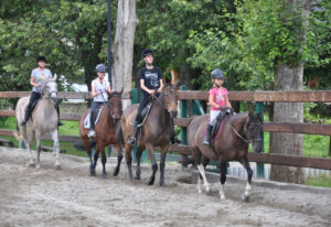 Przejażdżki konne w stadninie koni w Farmie Lama w Tyliczu w sąsiedztwie Tylickiego Wzgórza.